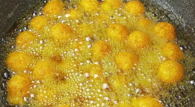 用麵粉做「南瓜球」就大錯特錯了,加入3種粉,這樣做出來的南瓜球外皮酥脆,內裡軟糯