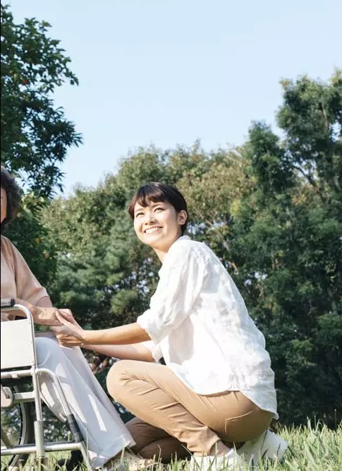 我們是一家人!印尼看護「確診肺部重症」 僱主全家幫付醫療費「還輪班日夜照顧」:難忘恩情