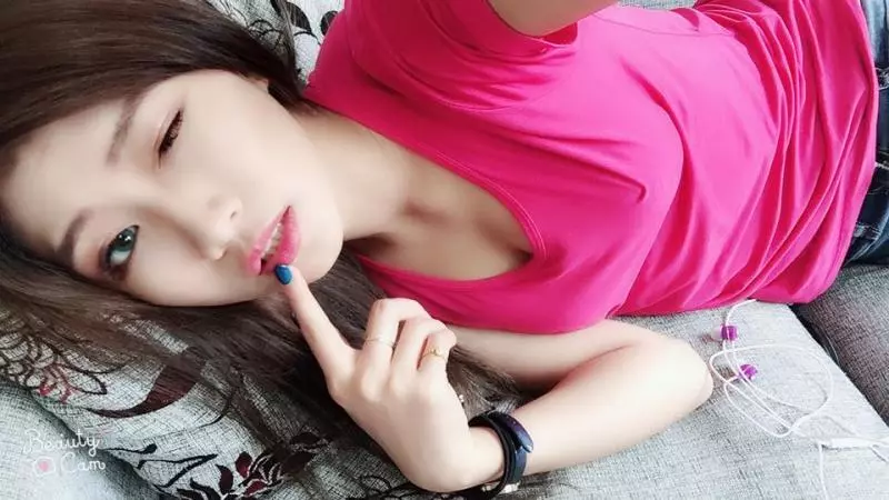 氣質檳榔西施!「張小涵」水汪大眼坐路旁,看那白嫩細緻的肉體司機根本無法專心開車!