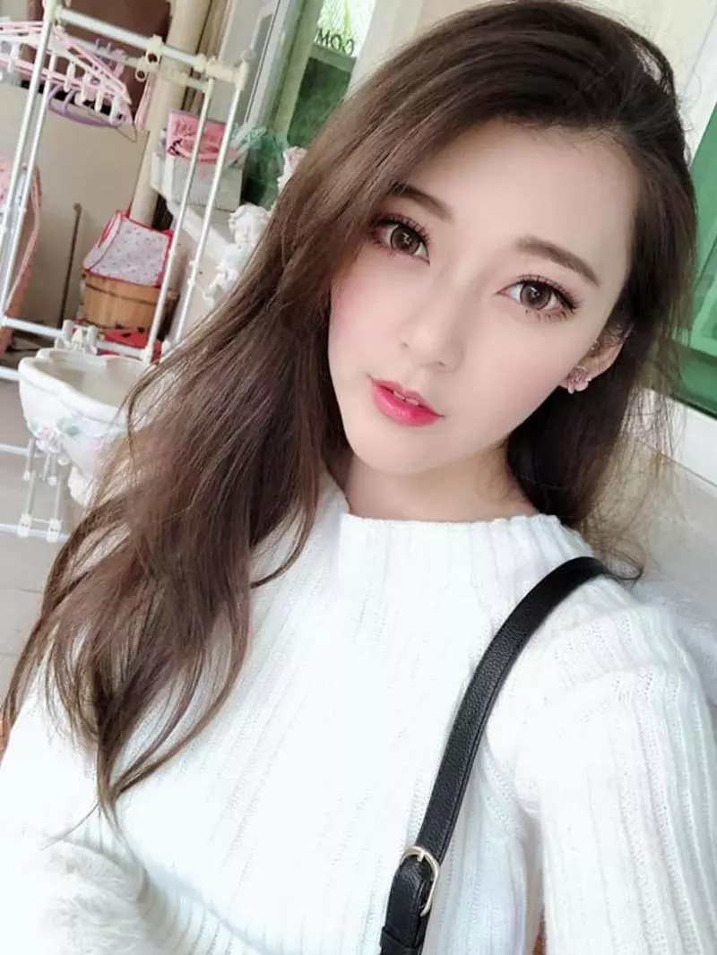 高顏值正妹張舒晴「臉蛋好上鏡」,度假時展現「傲人的火辣身材」!