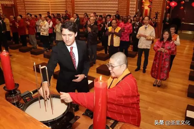 佛教常識:佛前擺放一杯水,福德無邊。可得八種功德。