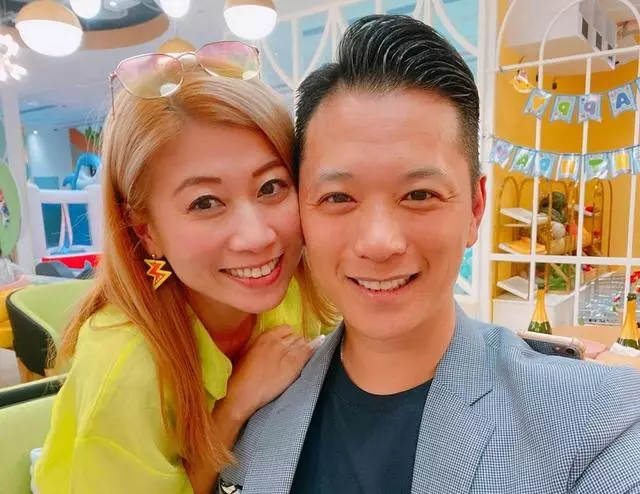 胡杏兒為2歲兒子舉辦生日趴,奕霆在爸爸懷裡拍手