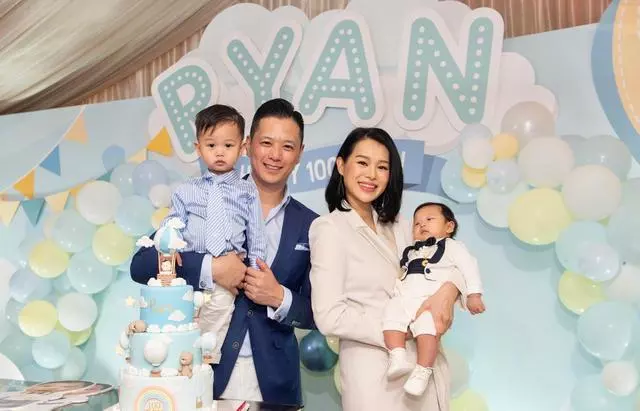 胡杏兒為2歲兒子舉辦生日趴,奕霆在爸爸懷裡拍手