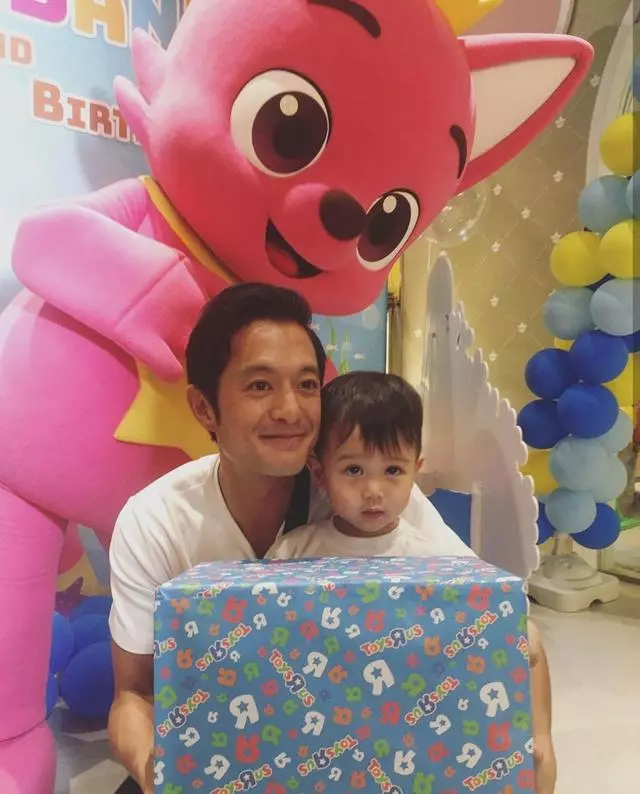 胡杏兒為2歲兒子舉辦生日趴,奕霆在爸爸懷裡拍手