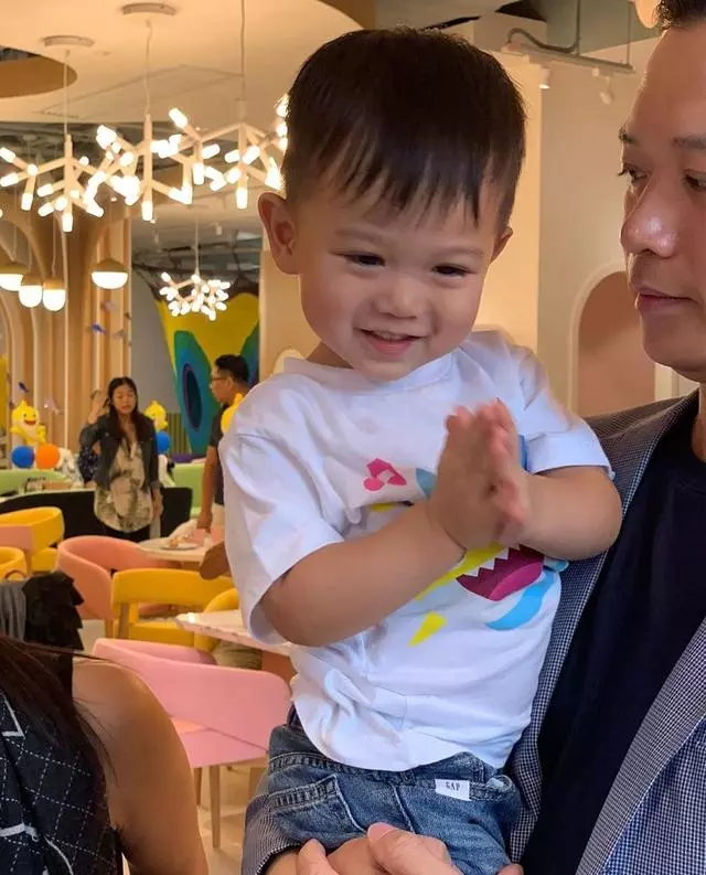 胡杏兒為2歲兒子舉辦生日趴,奕霆在爸爸懷裡拍手