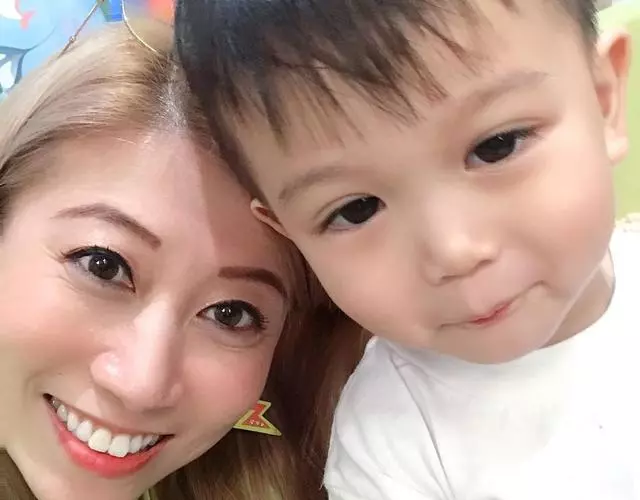 胡杏兒為2歲兒子舉辦生日趴,奕霆在爸爸懷裡拍手