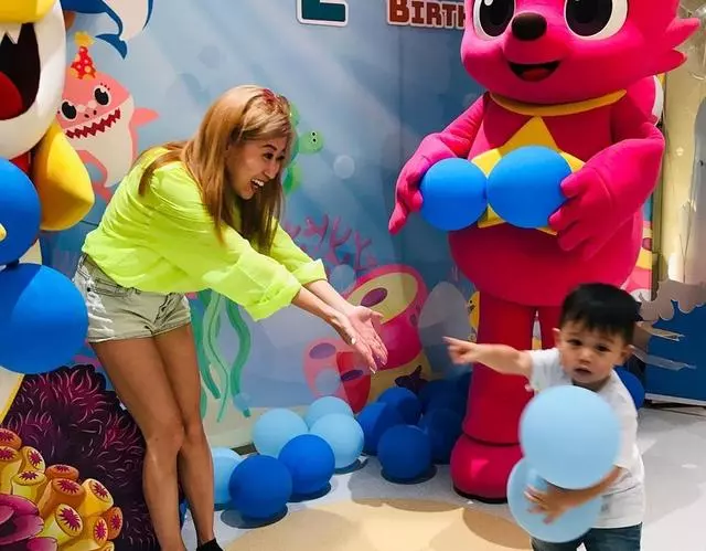 胡杏兒為2歲兒子舉辦生日趴,奕霆在爸爸懷裡拍手