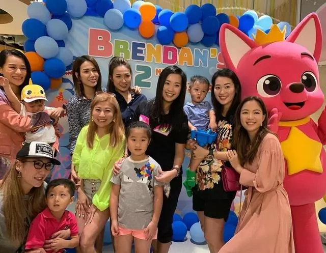 胡杏兒為2歲兒子舉辦生日趴,奕霆在爸爸懷裡拍手