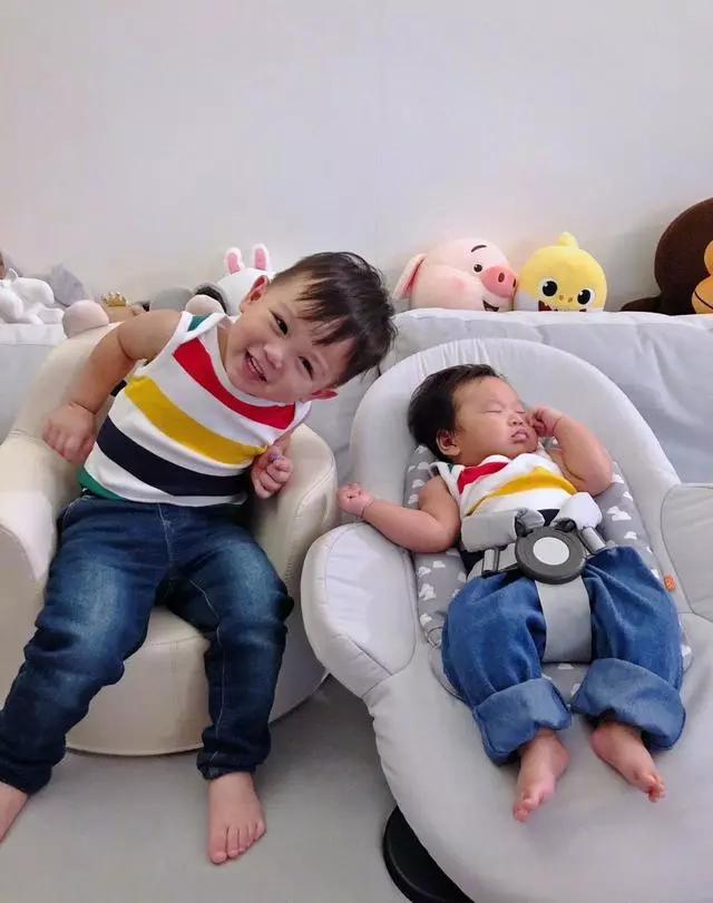 胡杏兒為2歲兒子舉辦生日趴,奕霆在爸爸懷裡拍手