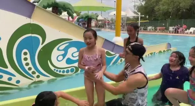 吳尊曬兒子水上派對,Neinei穿泳衣變胖妻子大方出鏡時尚漂亮