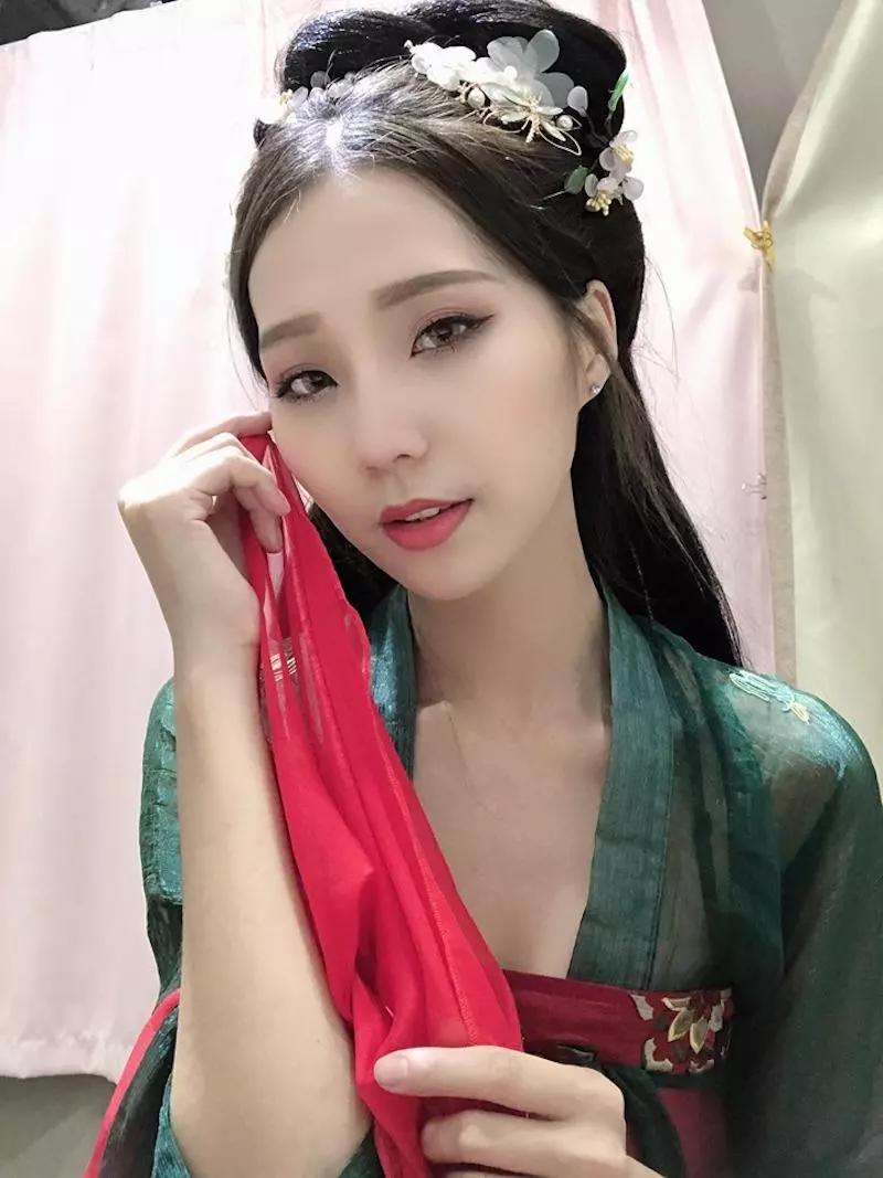 174CM「長腿辣模」黃小萱Anita不只美腿可觀,還偷藏「雙份大饅頭」也好美味!