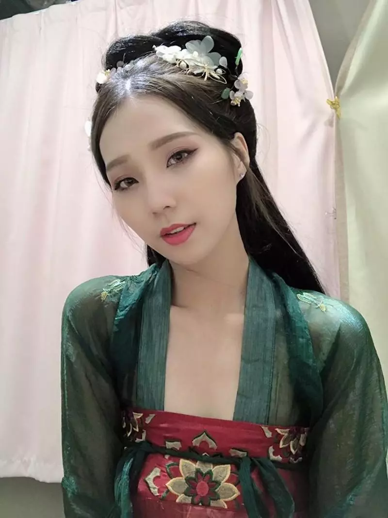 174CM「長腿辣模」黃小萱Anita不只美腿可觀,還偷藏「雙份大饅頭」也好美味!