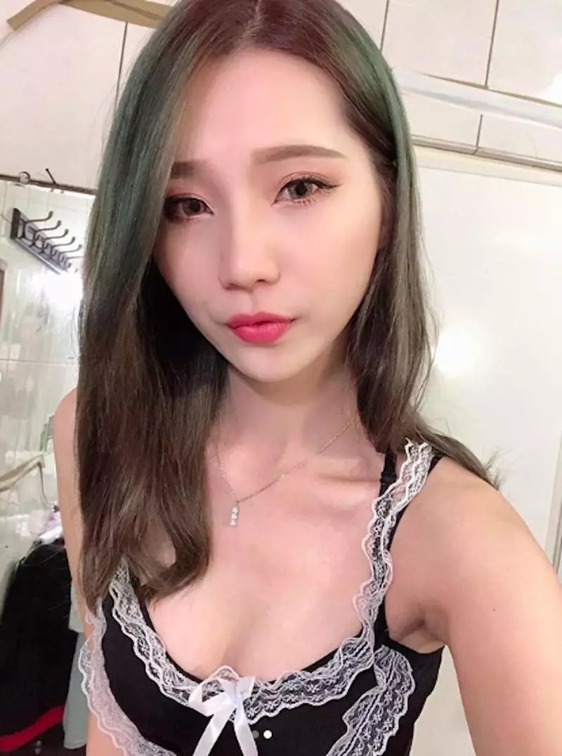 174CM「長腿辣模」黃小萱Anita不只美腿可觀,還偷藏「雙份大饅頭」也好美味!