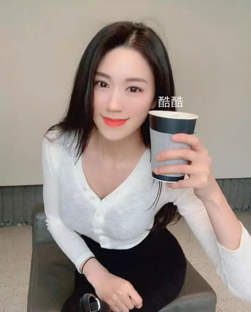 Bora小姐姐的打扮地讓粉絲們十分心情愉快的