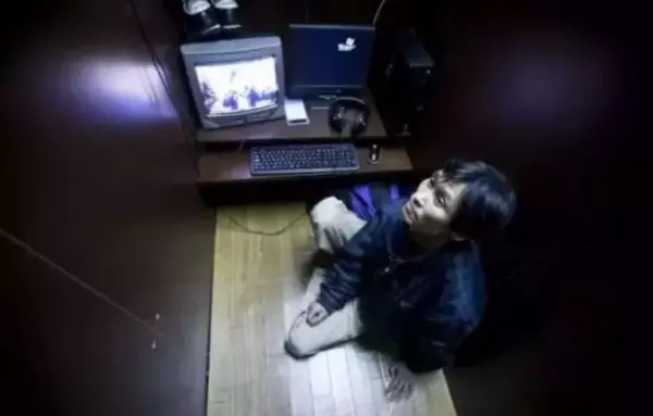 實拍日本「網咖難民生活」 ,住進去後就再也出不來了!網:日本真實社會,不意外...