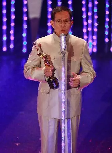 「武功不輸成龍」抗病20年安詳離世,「小19歲妻」一肩扛20年醫藥費共患難 !