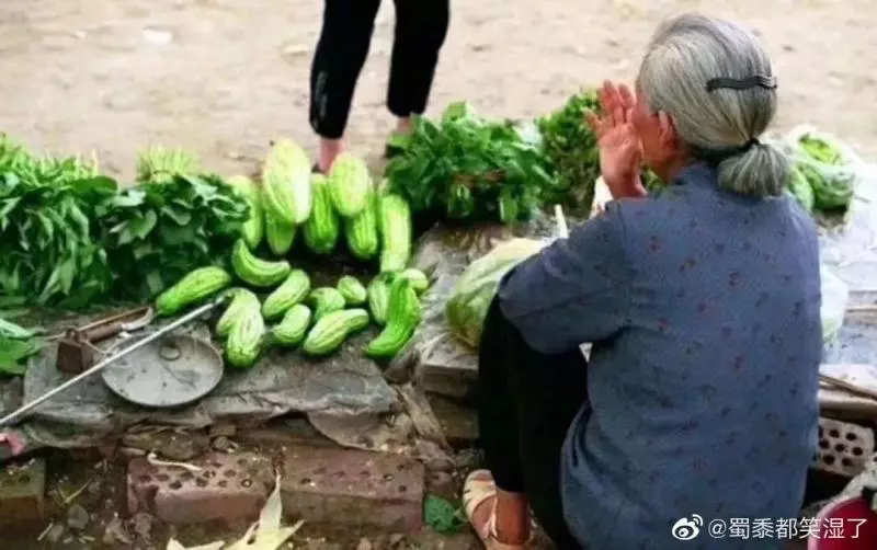 路邊阿婆賣「凹凸不平灰豆」女兒吵著要買!媽媽不耐煩「女兒回答讓她秒泛淚」萬人推爆:生了個天使 !