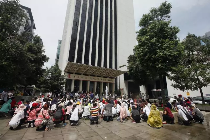 【安邦路的OSK大廈大件事】,逾100名中國籍男女越洋到「吉隆坡」,求大馬政府替他們主持公道!