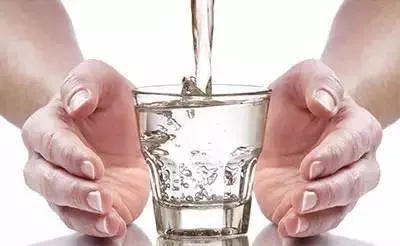 醫生提醒:尿酸高的人,多喝1種水,少吃2種食物,不花錢排尿酸 !