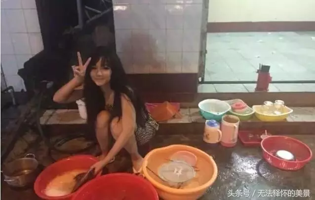 穿這樣上菜真的太過分了,板橋越南美味老闆娘上菜 網友直呼好逼人