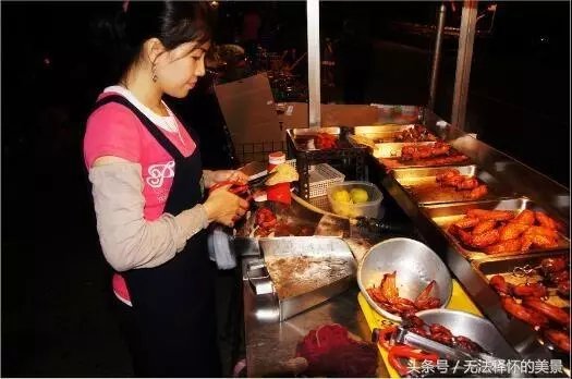 穿這樣上菜真的太過分了,板橋越南美味老闆娘上菜 網友直呼好逼人