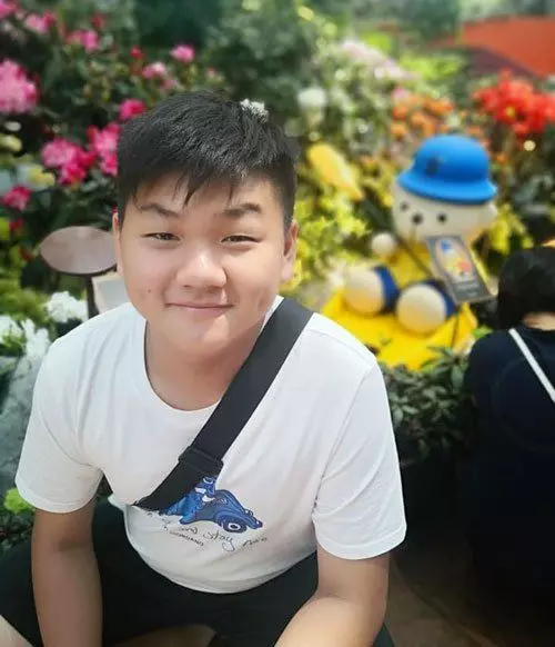 鴻,一路走好 母親盼同學放下 開心生活