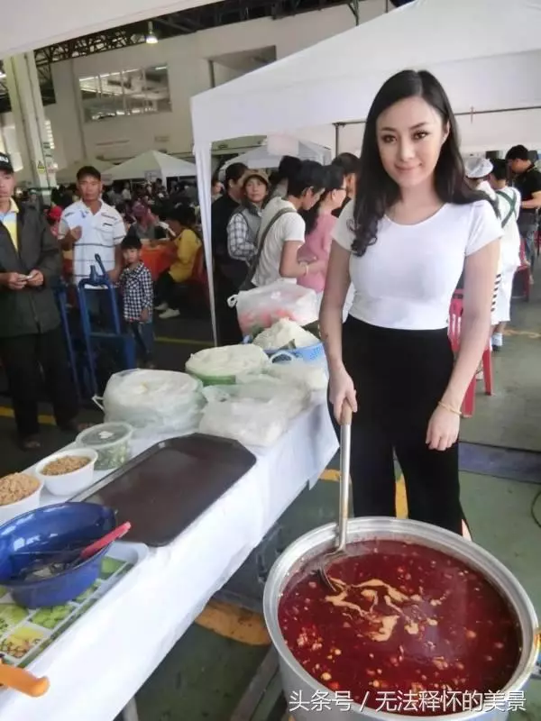 穿這樣上菜真的太過分了,板橋越南美味老闆娘上菜 網友直呼好逼人