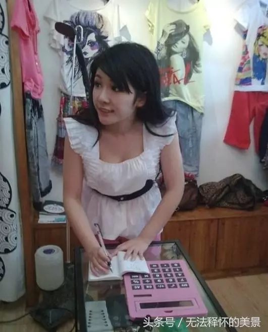 穿這樣上菜真的太過分了,板橋越南美味老闆娘上菜 網友直呼好逼人