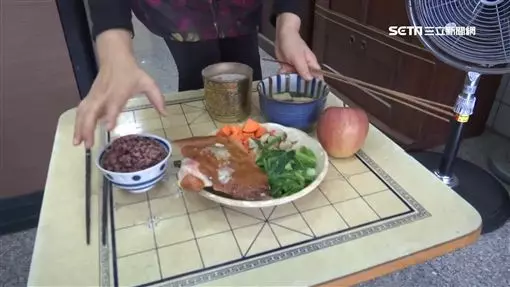 偷吃地基主雞腿!弟弟一句話嚇傻媽媽