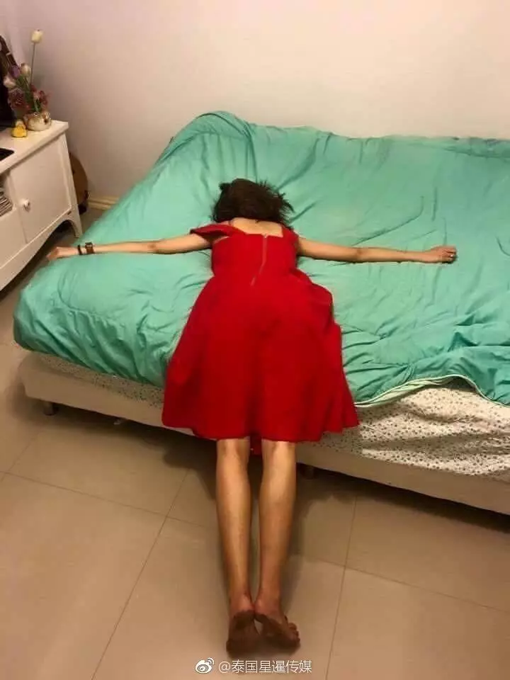 紅衣正妹喝醉酒後被人「撿」帶回家拍下「一系列不雅照」....驚人的「現場直擊」!