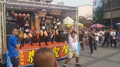 影/辣妹電臀狂抖!大叔騷氣尬舞 網笑翻。「哇!是要看那裡?」