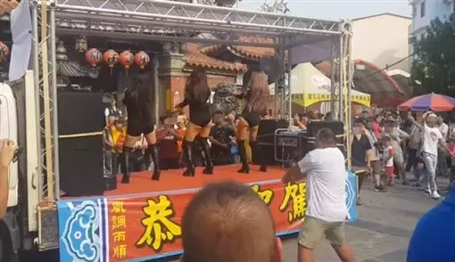 影/辣妹電臀狂抖!大叔騷氣尬舞 網笑翻。「哇!是要看那裡?」