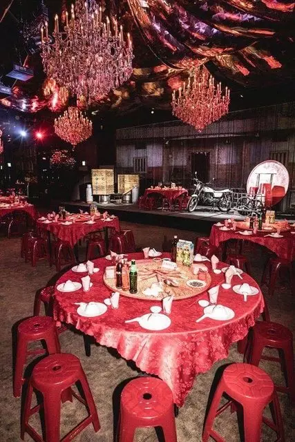 婚宴一桌2萬6!五星飯店「給賓客坐塑膠椅」他嘆不如路邊攤 網友「細看舞台設計」卻讚:超用心的