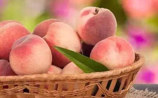 夏季吃桃子養人、補氣血,可桃子皮能吃嗎?吃桃子時別犯這些錯 !