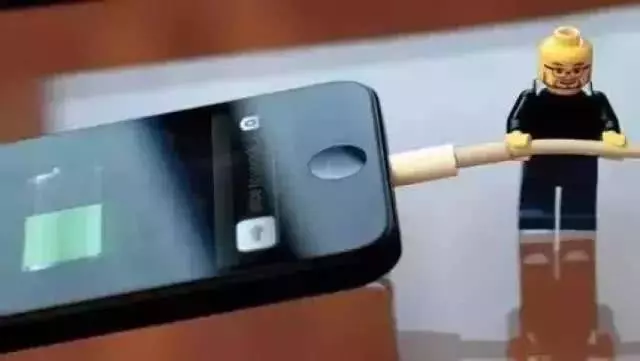 手機放床頭充電輻射高達50倍?充電時別做這8件事,會傷身 !