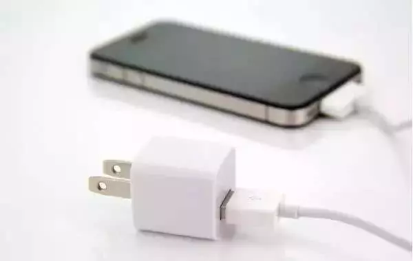 手機放床頭充電輻射高達50倍?充電時別做這8件事,會傷身 !