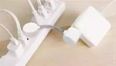 手機放床頭充電輻射高達50倍?充電時別做這8件事,會傷身 !