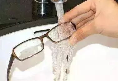 眼鏡髒了,用眼鏡布擦、牙膏洗?