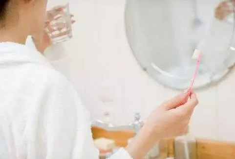 千萬別再做了!這6種最常見的習慣最傷牙,會讓你的牙齒早早掉光 !
