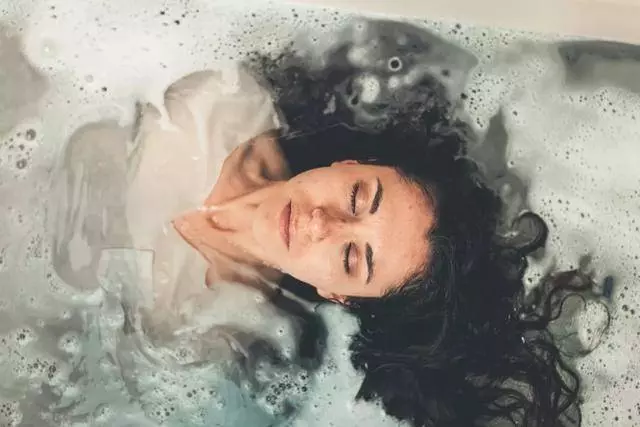 濕著頭髮就睡覺?你將承受這4種嚴重後果 !