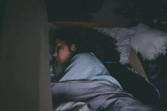 濕著頭髮就睡覺?你將承受這4種嚴重後果 !