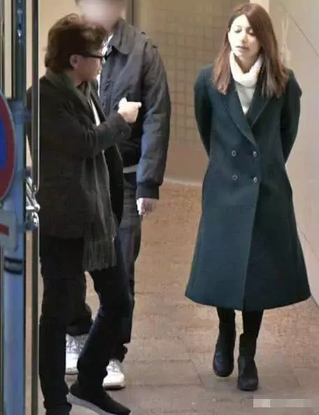 49歲男星與小24歲女星奉子成婚一個月後,女方被曝婚前出軌師弟!