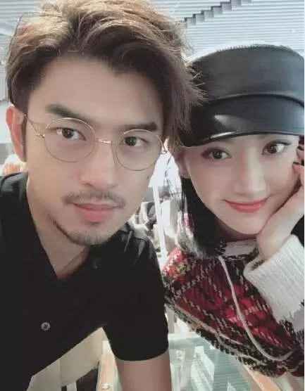 36歲陳柏霖新戀情曝光!攜緋聞女友與父母吃飯後,一起甜蜜回家 !
