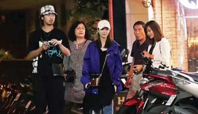 36歲陳柏霖新戀情曝光!攜緋聞女友與父母吃飯後,一起甜蜜回家 !