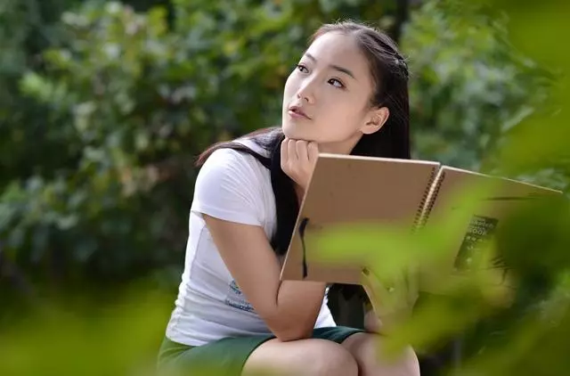 婆婆和小姑子賴我家不走,我爸來只能睡沙發,他走時的話讓我心痛