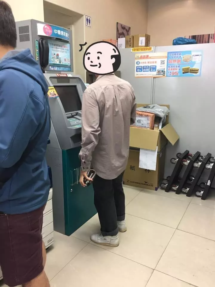 男子為了獲取更多優惠卷在超商提款機前提款又存款數幾次,提醒後方有人在等還無視他人的反應