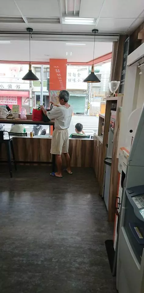 男子為了獲取更多優惠卷在超商提款機前提款又存款數幾次,提醒後方有人在等還無視他人的反應