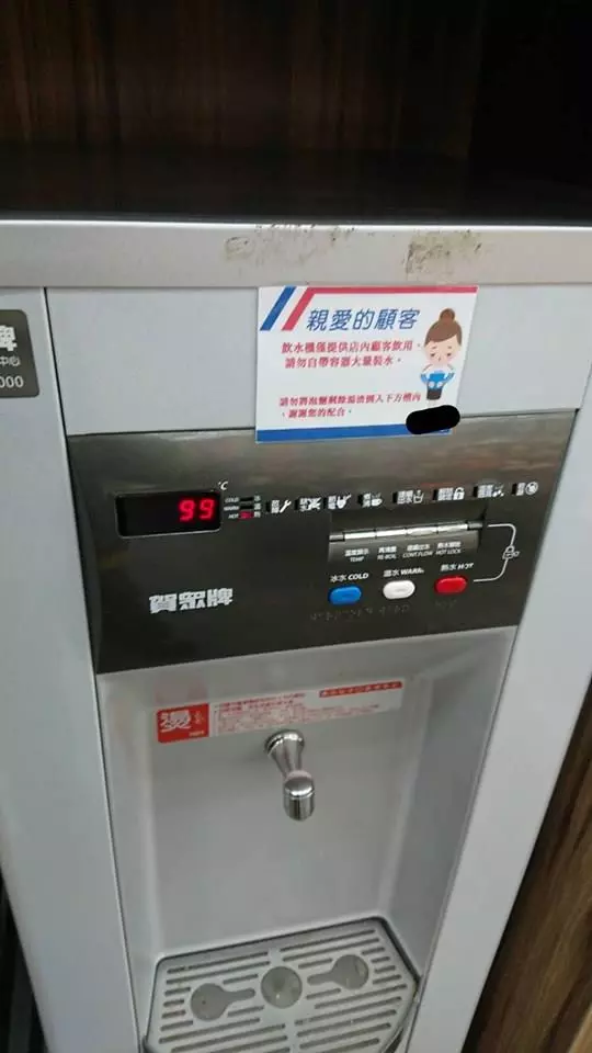 男子為了獲取更多優惠卷在超商提款機前提款又存款數幾次,提醒後方有人在等還無視他人的反應