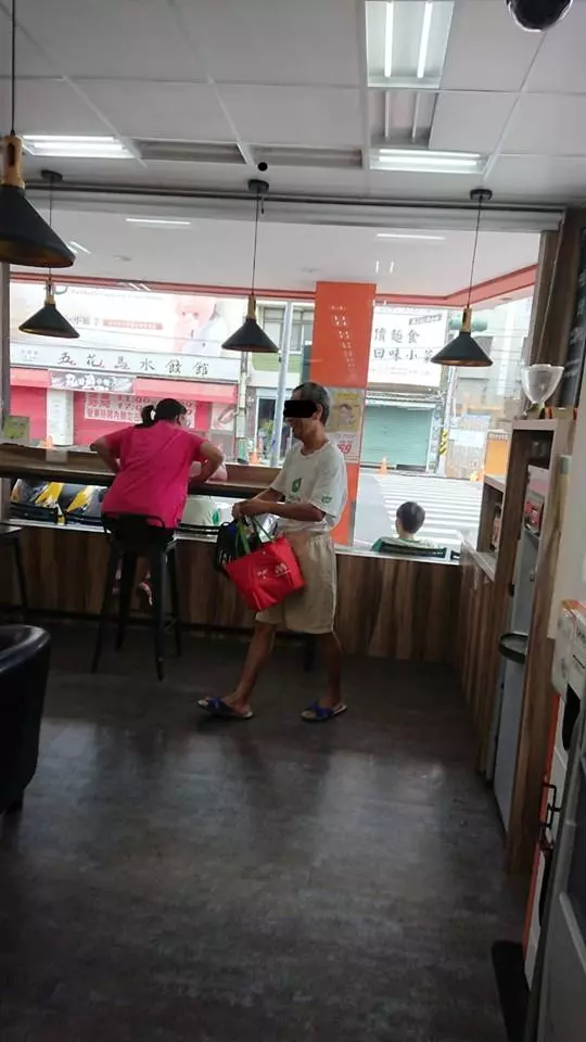 男子為了獲取更多優惠卷在超商提款機前提款又存款數幾次,提醒後方有人在等還無視他人的反應