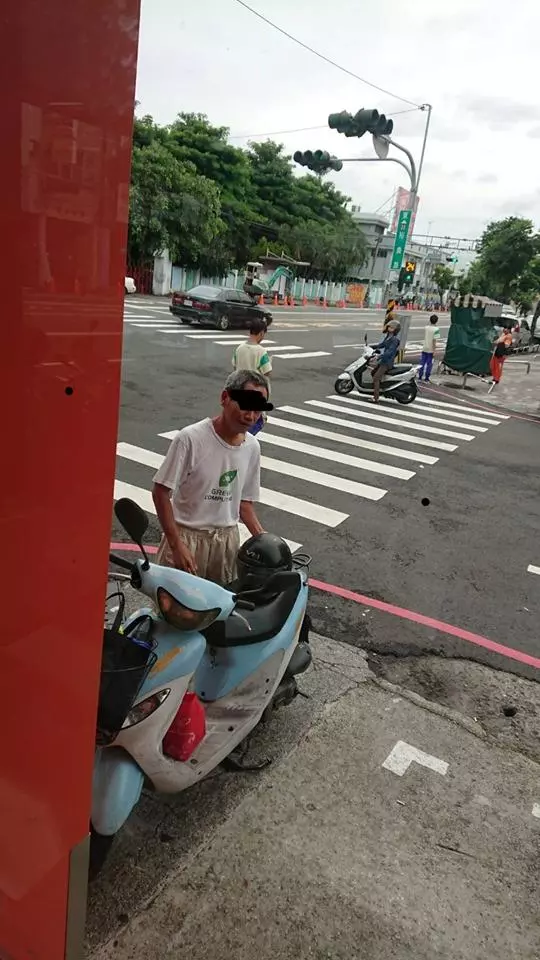 男子為了獲取更多優惠卷在超商提款機前提款又存款數幾次,提醒後方有人在等還無視他人的反應